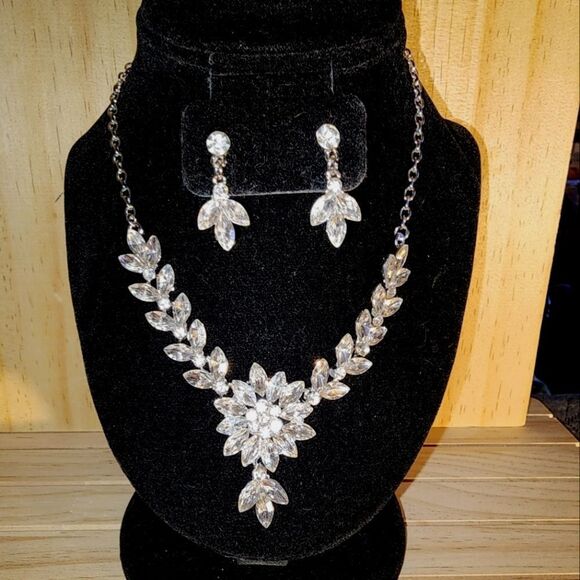 Elegant Silver Necklace with Crystal Accents NWOT 18" - Picture 3 of 4